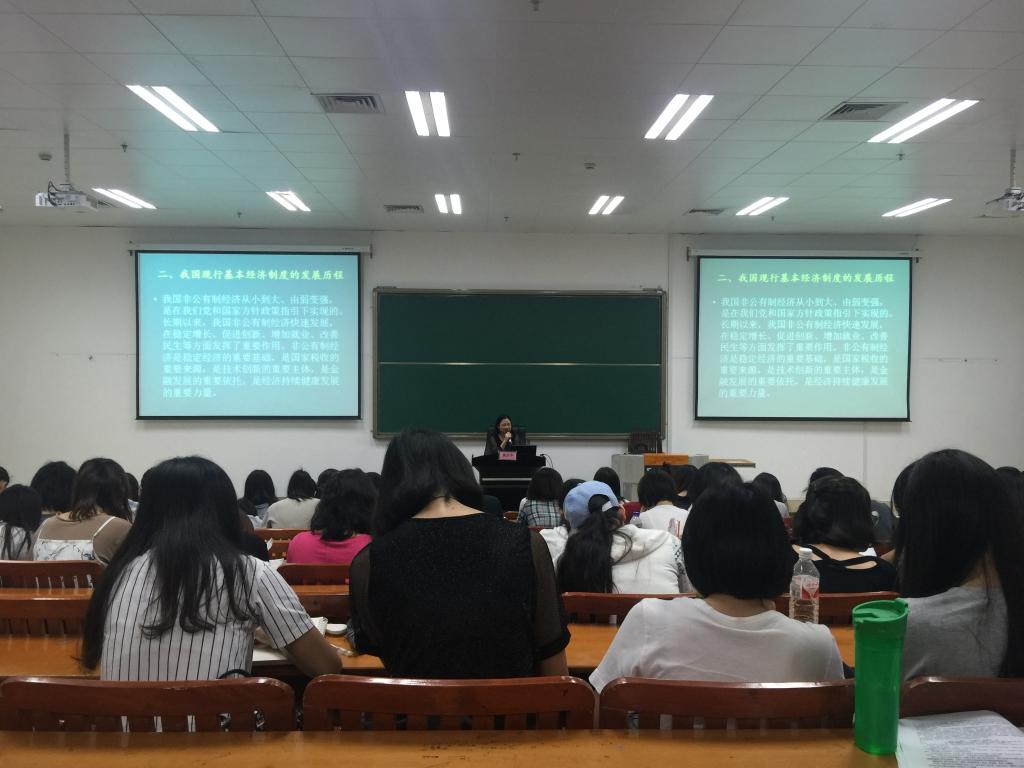 广西壮族自治区发展和改革委员会规划处处长施庆华为yl23411永利新闻传播学院学生授课