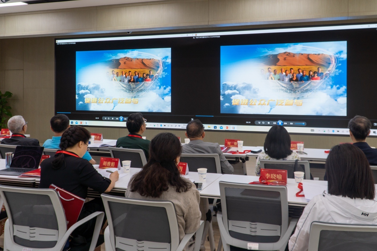 一群人在看电脑描述已自动生成